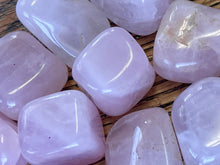 Load image into Gallery viewer, Rose quartz (tumbled)