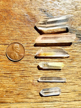 Load image into Gallery viewer, Quartz (small points)