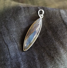 Load image into Gallery viewer, Labradorite pendant
