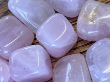 Load image into Gallery viewer, Rose quartz (tumbled)
